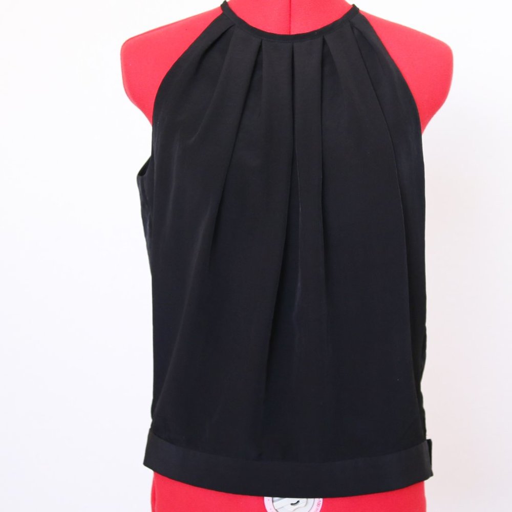 Black crossover string top